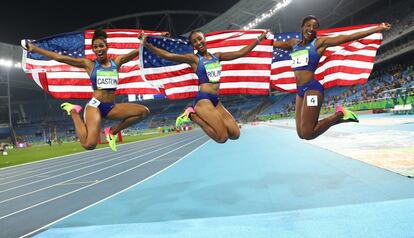 Las estadounidenses Brianna Rollins, Nia Ali y Kristi Castlin celebran las 3 medallas conseguidas en 100 metros vallas femenino.  