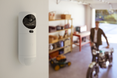 El tercer nivel de protección, ya dentro de los hogares y negocios, incluye fotodetectores y cámaras Arlo de alta resolución que detectan cualquier movimiento sospechoso. 