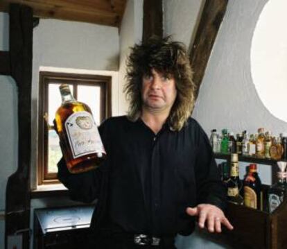 Ozzy Osbourne sujeta una botella de whisky en su casa en 1988.