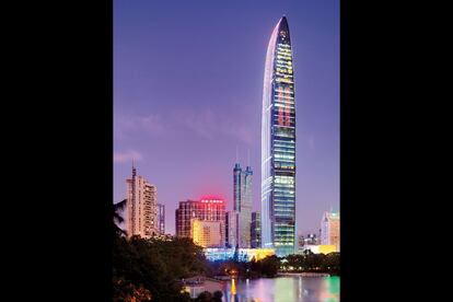 El acabado curvo de la torre KK100 en Shenzhen (China), la décima más alta del mundo con sus 442 metros, dialoga con la marquesina también curva que se abre en la base como entrada a este centro de negocios de 100 pisos de altura. En las 25 últimas plantas hay un hotel.