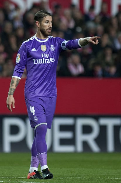 Sergio Ramos, señala un lance del partido.