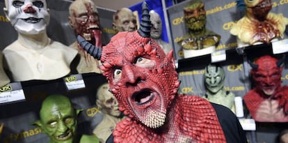 Un hombre posa con una máscara durante el Comic-Con.