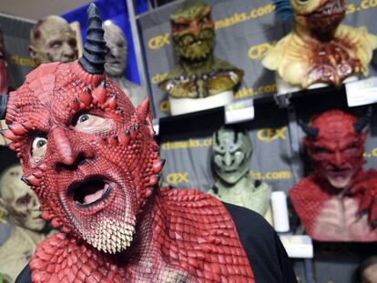 Un hombre posa con una máscara durante el Comic-Con.