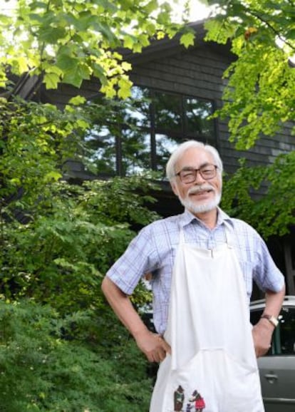 Hayao Miyazaki, frente a su estudio en Tokio.