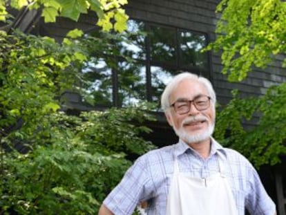 Hayao Miyazaki, frente a su estudio en Tokio.
