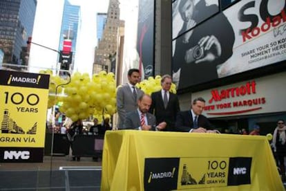 El acto en Times Square, con los globos al fondo.