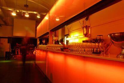 La barra iluminada del C3 Bar en el CCCB, en el Raval de Barcelona
