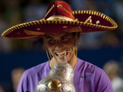 Nadal, con sombrero mexicano, tras ganar en Acapulco.