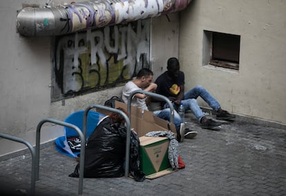 Dos hombres consumen estupefacientes en las inmediaciones de la narcosala Baluard.