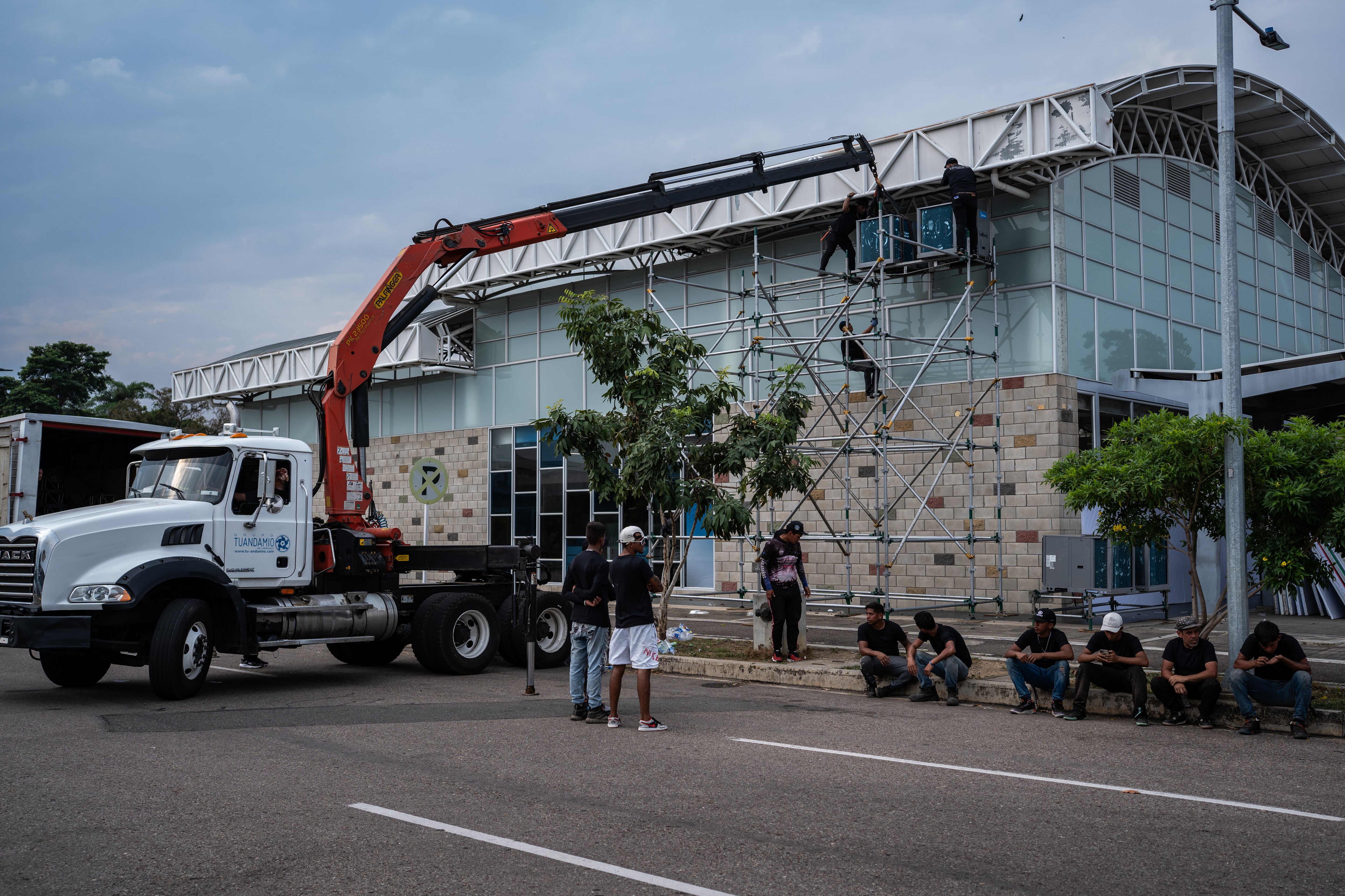 Trabajadores desmontan escenario donde se esperaba el encuentro de Delcy Rodríguez y Gustavo Petro, en el Puente Internacional Atanasio Girardot.