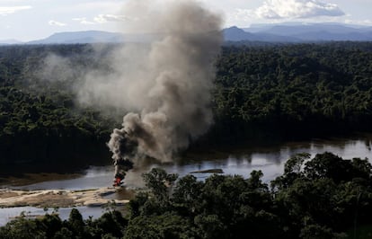 Coluna de fumaça de um garimpo ilegal queimado nas margens do rio Uraricoera durante operação do Ibama.