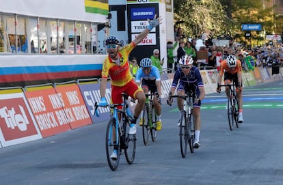 Valverde celebra su victoria en el Mundial de ciclismo.