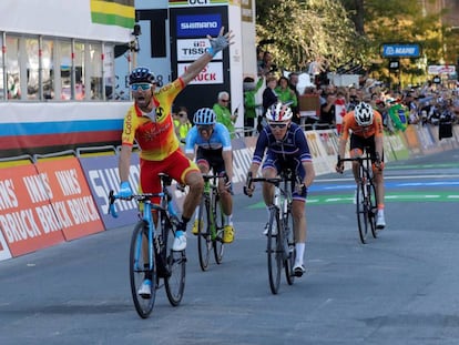 Valverde celebra su victoria en el Mundial de ciclismo.