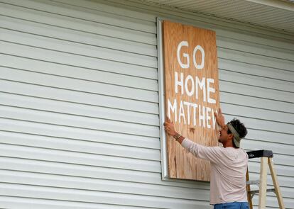 Preparativos en una tienda de Cherry Grove, en Carolina del Sur, ante la llegada del huracán. Florida ha solicitado la evacuación de 1,5 millones de personas.