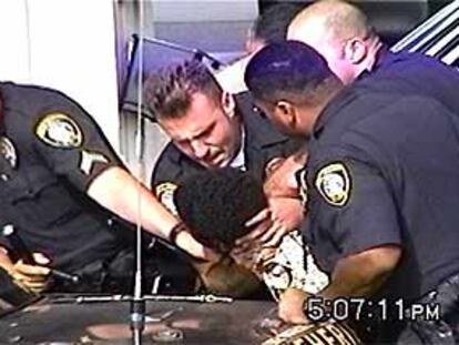Imagen del momento de la detención, captada por un videoaficionado.