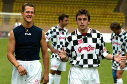 Michael Schumacher y Fernando Alonso, rivales en un partido de fútbol benéfico disputado en Mónaco.