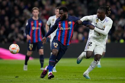 Kessié protege el balón ante Camavinga.
