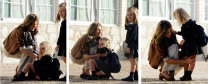 Las infantas Leonor y Sofía posaron ayer con sus padres para los medios a su llegada al colegio Nuestra Señora de los Rosales