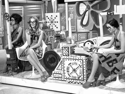 Entre el 'avant garde' y el delirio ye-yé: una imagen de las azafatas del 'Un, dos, tres' en su espectacular decorado en el año 1973. 