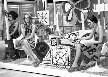Entre el 'avant garde' y el delirio ye-yé: una imagen de las azafatas del 'Un, dos, tres' en su espectacular decorado en el año 1973. 
