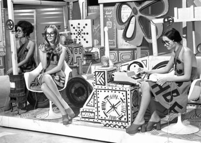 Entre el 'avant garde' y el delirio ye-yé: una imagen de las azafatas del 'Un, dos, tres' en su espectacular decorado en el año 1973.