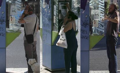 Arriba, tres ciudadanos intentan usar a diferentes horas el teléfono público de la calle Hacienda de Pavones, en Madrid, sin servicio el martes.