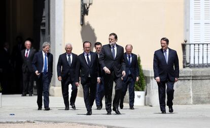 Los siete mandatarios del sur de Europa salen del Palacio del Pardo para realizarse una foto.