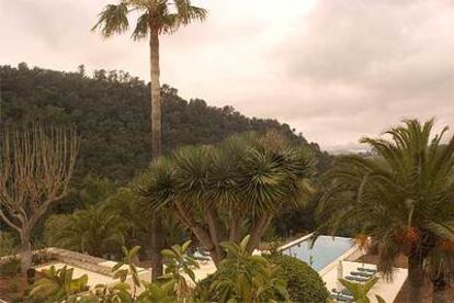 La piscina y el jardín en Monnàber Vell, una finca de la sierra de Tramuntana que se remonta al siglo XIII.