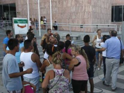 Familiares de los detenidos, ante el juzgado de M&aacute;laga.