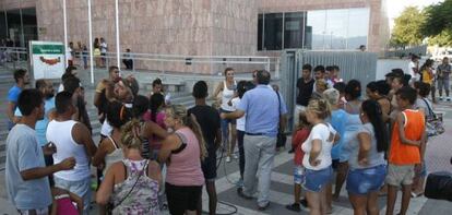 Familiares de los detenidos, ante el juzgado de Málaga.