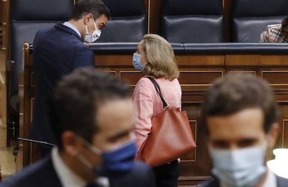 Pablo Casado con Teodoro García Egea frente a Pedro Sánchez y Nadia Calviño en el Congreso.