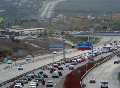 Retenciones de salida de Madrid en el kilómetro 22 de la carretera de Extremadura (A-5).