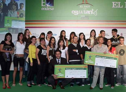 Los ganadores del colegio Luther King de Tenerife, junto al director adjunto de EL PAÍS Vicente Jiménez (en el centro) y la directora de la Reforma de la Consejería de Educación del Gobierno de Canarias, Isabel de Luis.