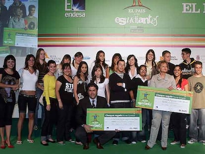 Los ganadores del colegio Luther King de Tenerife, junto al director adjunto de EL PAÍS Vicente Jiménez (en el centro) y la directora de la Reforma de la Consejería de Educación del Gobierno de Canarias, Isabel de Luis.