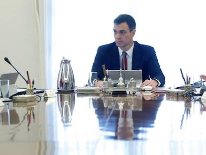 El presidente del Gobierno, Pedro Sánchez (en el centro),conversa con la vicepresidenta, Carmen Calvo y el ministro de Asuntos Exteriores, Josep Borrell, durante un Consejo de Ministros.