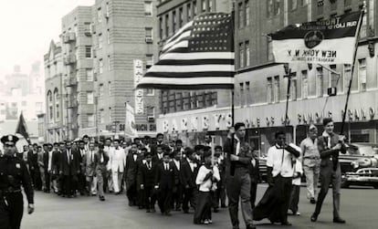 Desfile de españoles de la cofradía de la iglesia de Guadalupe. / Spanish Benevolent Society of New York Archive