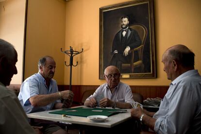 Salustiano, Larios, Antonio y José echando la partida en el casino San Fernando de Tomelloso.