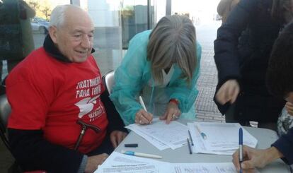 Enfermos de Hepatitis C recogiendo firmas ante el Hospital La Fe de Valencia. 