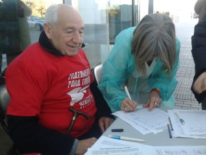 Enfermos de Hepatitis C recogiendo firmas ante el Hospital La Fe de Valencia.