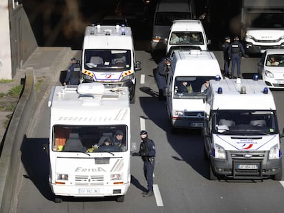 Policías controlan vehículos en una de las entradas a París este sábado para evitar la manifestación y bloqueos de los "convoyes de la libertad"
