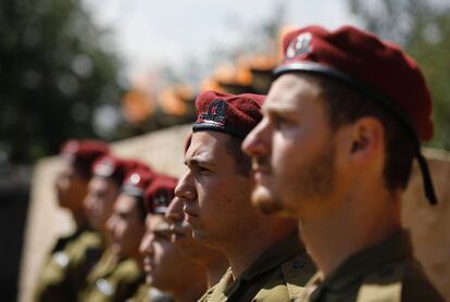 Soldados israelíes durante la ceremonia del Día del Recuerdo del Holocausto nazi en Jerusalén (Israel), el 24 de abril de 2017.