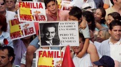 Manifestaci&oacute;n convocada por el Foro de la Familia contra el matrimonio homosexual, en junio de 2005. 