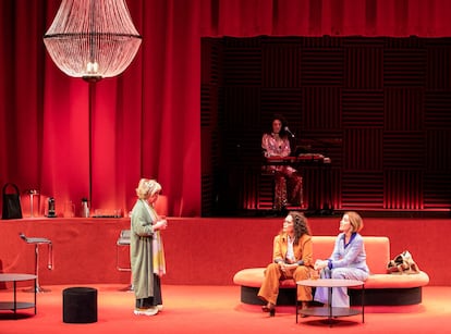 Cristina Plazas, Francesca Piñón i María Pujalte, en una escena de 'Les bàrbares'.