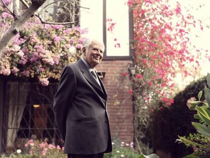 El expresidente chileno, Patricio Aylwin, pasea por el jardín de su casa en Santiago de Chile el pasado 16 de mayo.