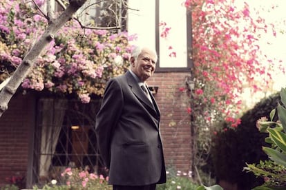 El expresidente chileno, Patricio Aylwin, pasea por el jardín de su casa en Santiago de Chile el pasado 16 de mayo.