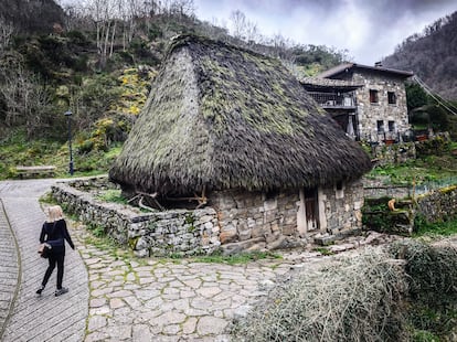 'Flora', una de las casas de 'teito' del Ecomuseo de Somiedo, en Veigas.