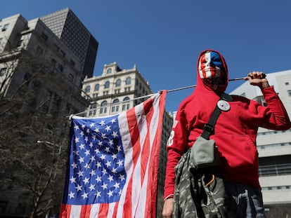 partidario de Trump se manifiesta ante el tribunal penal de Manhattan