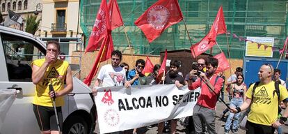 Trabajadores de Alcoa, durante la &#039;Marcha del Aluminio&#039; iniciada el pasado jueves en Asturias.