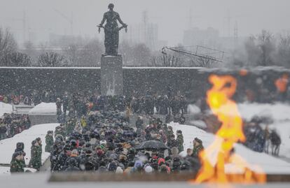 Ceremonia por el 72 aniversario del levantamiento del Sitio de Leningrado en el monumento a la Patria en el cementerio Piskariovskoye, donde fueron enterrados la mayoría de las víctimas de asedio de Leningrado durante la Segunda Guerra Mundial, en San Petersburgo, Rusia.