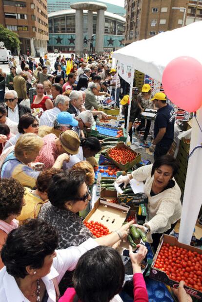 Reparto gratuito de hortalizas ayer en Madrid.